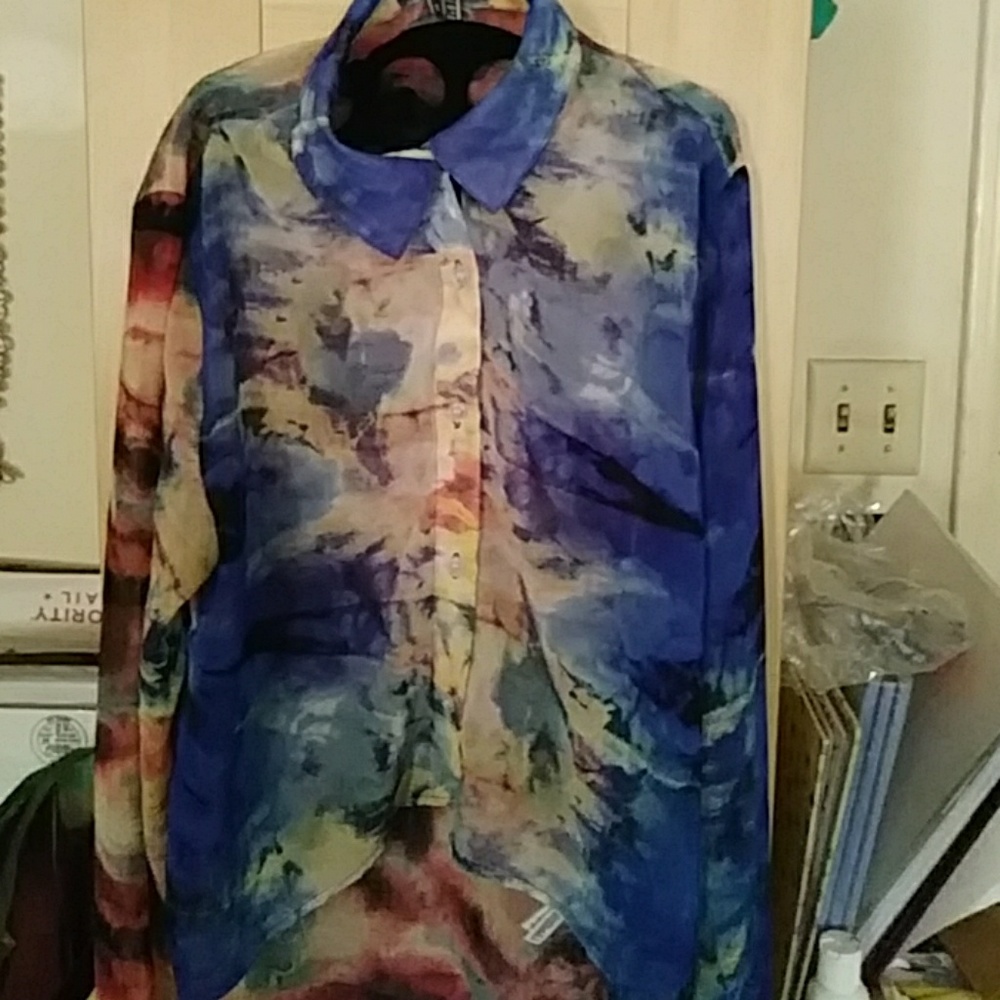 EUC Vince watercolor high low button-down